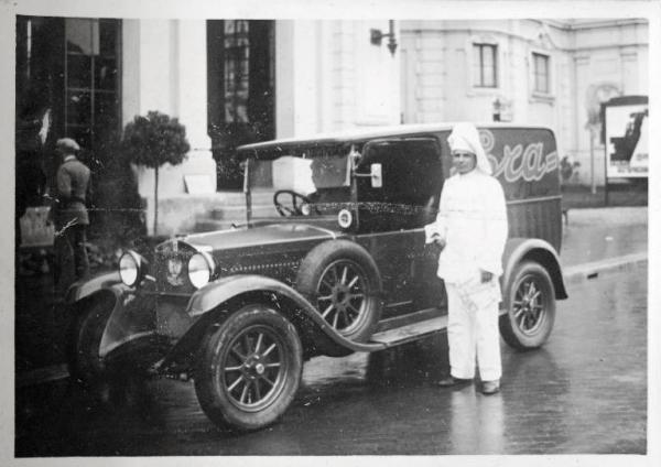 Fiera di Milano - Campionaria 1930 - Autoveicolo pubblicitario dellla margarina "Era" della ditta Ban den Berg