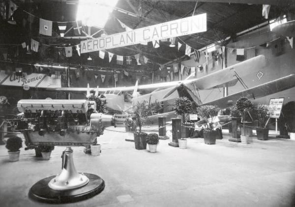 Fiera di Milano - Campionaria 1930 - Padiglione dell'aeronautica - Stand degli aeroplani Caproni