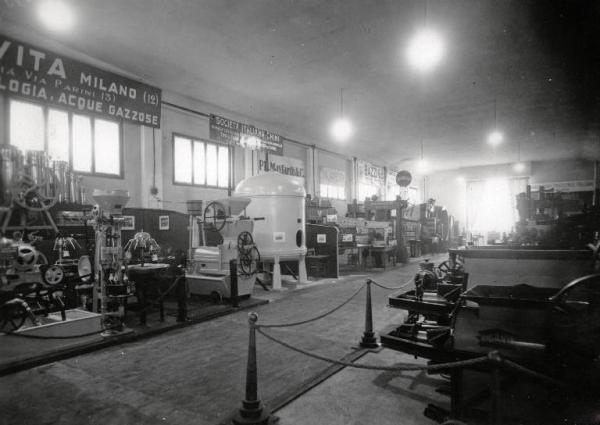 Fiera di Milano - Campionaria 1930 - Padiglione dei vini d'Italia - Sala di macchinari per la produzione