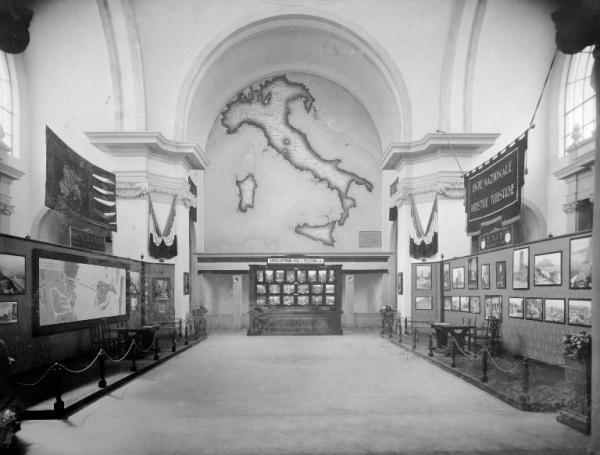 Fiera di Milano - Campionaria 1930 - Padiglione del turismo - Sala interna