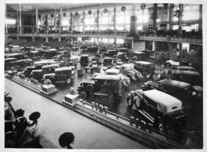 Fiera di Milano - Campionaria 1930 - Salone dell'automobile nel palazzo dello sport