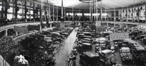 Fiera di Milano - Campionaria 1930 - Salone dell'automobile nel palazzo dello sport - Veduta panoramica