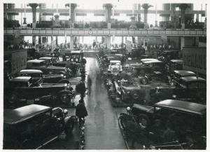 Fiera di Milano - Campionaria 1930 - Salone dell'automobile nel palazzo dello sport