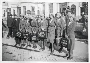 Fiera di Milano - Campionaria 1930 - Gruppo di donne con valigetta pubblicitaria "Lama Italia Torino"