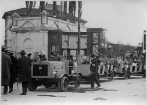 Fiera di Milano - Campionaria 1928 - Entrata di piazza Giulio Cesare - Trenino elettrico Stigler con visitatori