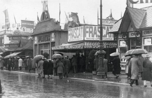 Fiera di Milano - Campionaria 1932 - Settore degli alimentari - Chioschi di degustazione e vendita