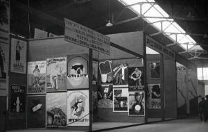 Fiera di Milano - Campionaria 1932 - Mostra nazionale della pubblicità - Stand di manifesti pubblicitari