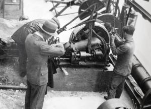 Fiera di Milano - Campionaria 1932 - Settore dell'edilizia - Lavori di allestimento di un macchinario