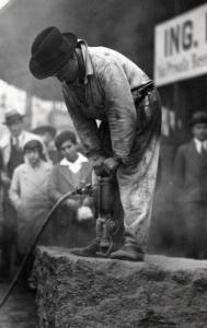 Fiera di Milano - Campionaria 1932 - Settore dell'edilizia - Operaio al lavoro con un perforatore