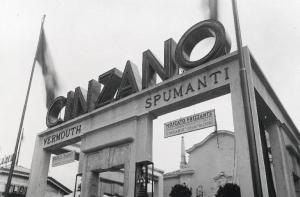 Fiera di Milano - Campionaria 1932 - Chiosco della Cinzano - Particolare con insegna