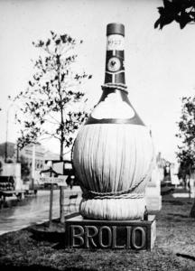 Fiera di Milano - Campionaria 1932 - Sagoma pubblicitaria del vino Brolio Ricasoli