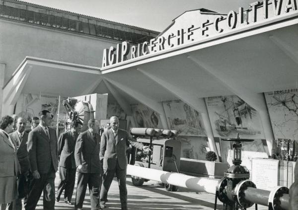 Fiera di Milano - Campionaria 1949 - Visita del ministro delle finanze Ezio Vanoni e del vicepresidente dell'Agip Enrico Mattei