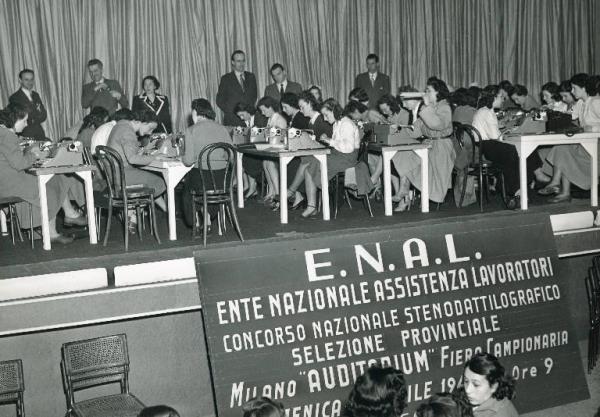 Fiera di Milano - Campionaria 1949 - Concorso di stenodattilografia commerciale organizzato dall'ENAL (Ente nazionale assistenza lavoratori)