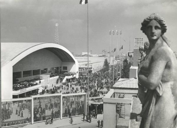 Fiera di Milano - Campionaria 1951 - Viale dell'industria - Folla di visitatori