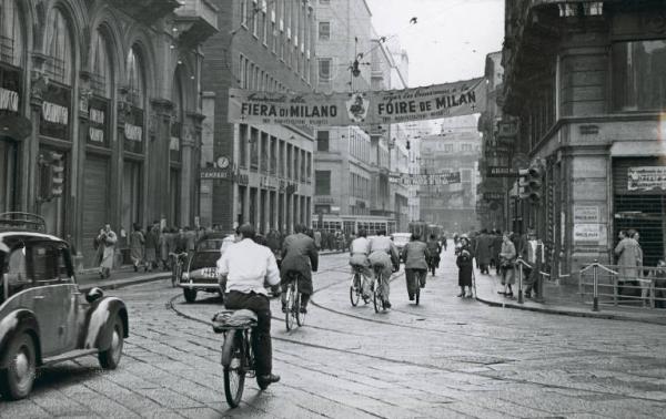 Milano - Via Giuseppe Mazzini - Striscione pubblicitario della Fiera campionaria di Milano del 1951
