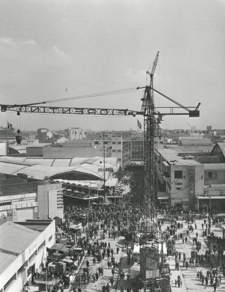 Fiera di Milano - Campionaria 1951 - Viale del lavoro - Folla di visitatori