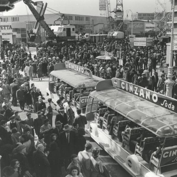Fiera di Milano - Campionaria 1951 - Largo del lavoro - Folla di visitatori