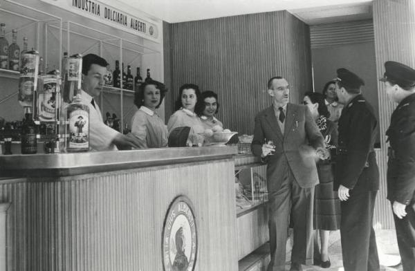 Fiera di Milano - Campionaria 1951 - Padiglione dei prodotti dolciari e bevande - Chiosco di degustazione della Industria dolciaria Alberti