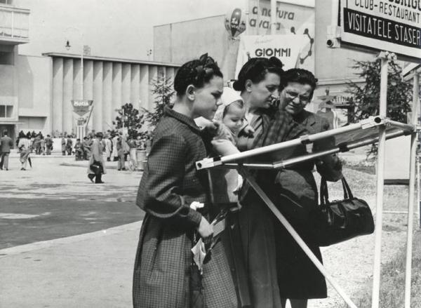 Fiera di Milano - Campionaria 1951 - Visitatrici presso il tabellone informativo della Fiera
