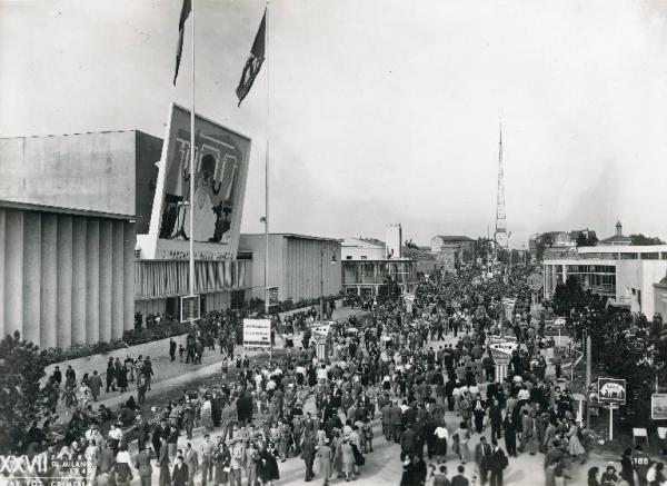Fiera di Milano - Campionaria 1949 - Viale dell'industria - Folla di visitatori