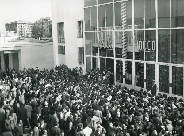 Fiera di Milano - Campionaria 1949 - Padiglione della Italviscosa - Entrata - Folla di visitatori
