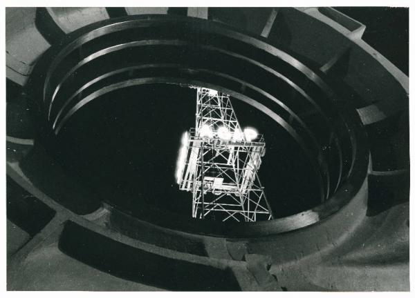 Fiera di Milano - Campionaria 1949 - Torre metallica del padiglione dell'Agip e Snam - Veduta notturna