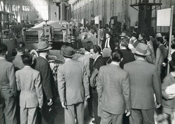 Fiera di Milano - Campionaria 1949 - Padiglione della meccanica - Stand della ditta Adolf Waldrich - Visitatori