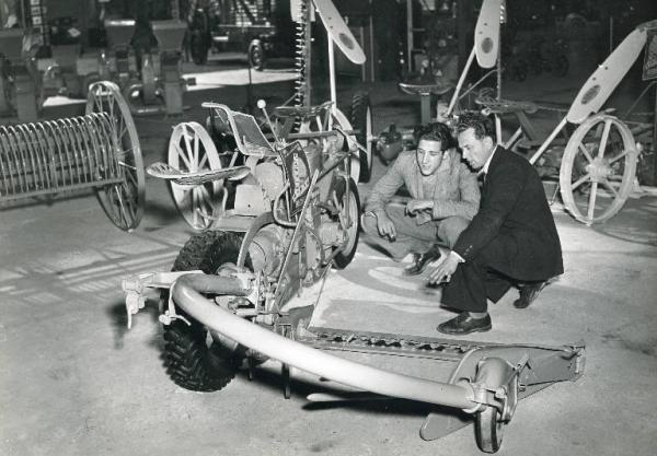 Fiera di Milano - Campionaria 1949 - Visitatori presso uno stand