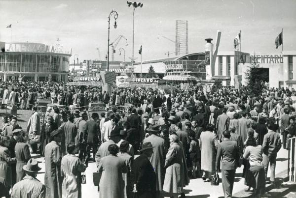 Fiera di Milano - Campionaria 1950 - Largo delle nazioni (incrocio tra viale dell'industria e viale della tecnica) - Folla di visitatori