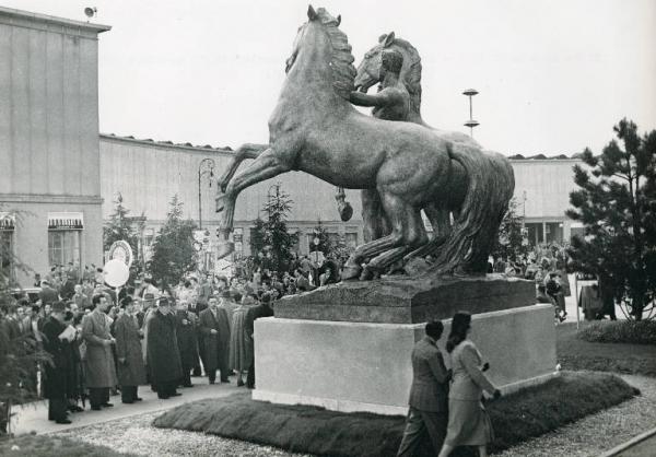 Fiera di Milano - Campionaria 1950 - Gruppo scultoreo nel viale dell'industria