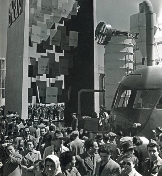 Fiera di Milano - Campionaria 1950 - Area espositiva della Breda - Folla di visitatori