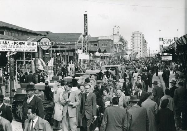 Fiera di Milano - Campionaria 1950 - Viale dell'agricoltura - Folla di visitatori