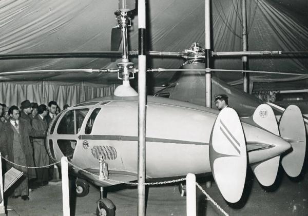 Fiera di Milano - Campionaria 1950 - Mostra internazionale del volo verticale - Stand di elicotteri