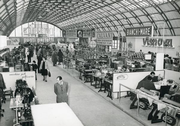 Fiera di Milano - Campionaria 1950 - Padiglione delle macchine da cucire e per maglieria - Interno