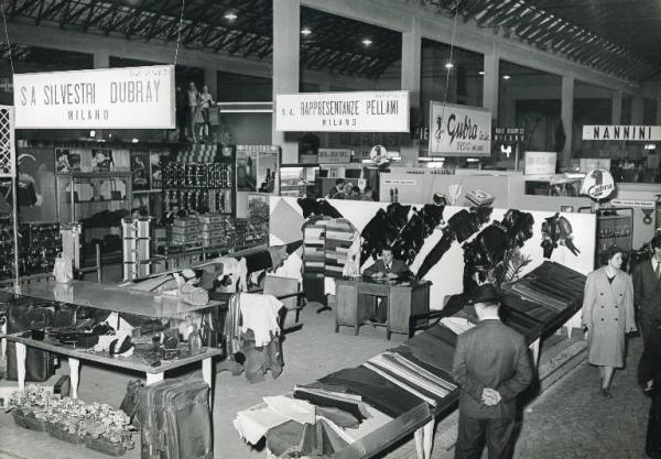 Fiera di Milano - Campionaria 1950 - Padiglione del cuoio e delle macchine per la sua lavorazione - Interno