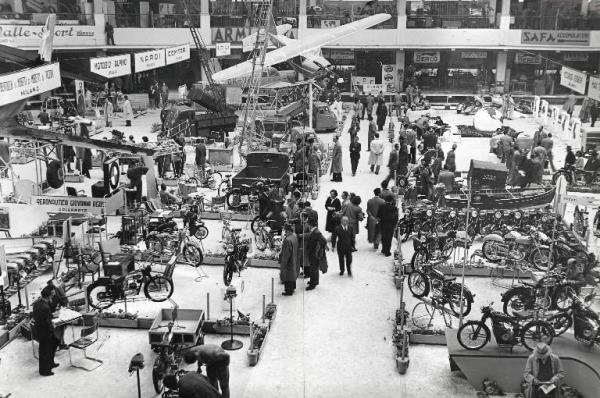 Fiera di Milano - Campionaria 1950 - Salone dell'auto, avio, moto, ciclo e accessori nel palazzo dello sport