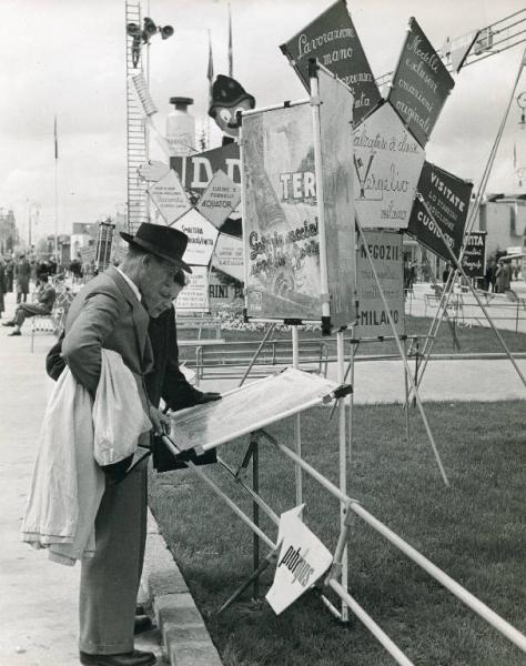 Fiera di Milano - Campionaria 1950 - Visitatori presso il tabellone informativo della Fiera