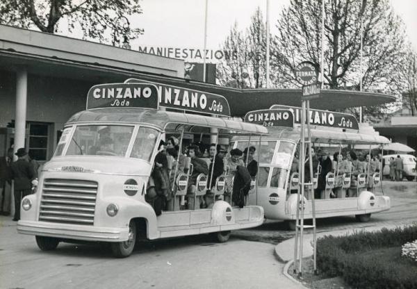 Fiera di Milano - Campionaria 1950 - Autotreno elettrico per il trasporto interno con pubblicità della Cinzano