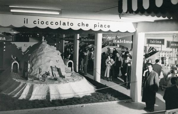 Fiera di Milano - Campionaria 1951 - Padiglione dei prodotti dolciari e bevande - Sala interna