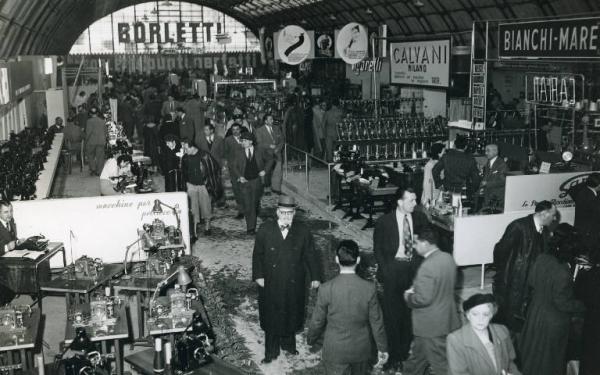 Fiera di Milano - Campionaria 1951 - Padiglione delle macchine da cucire e per maglieria - Interno