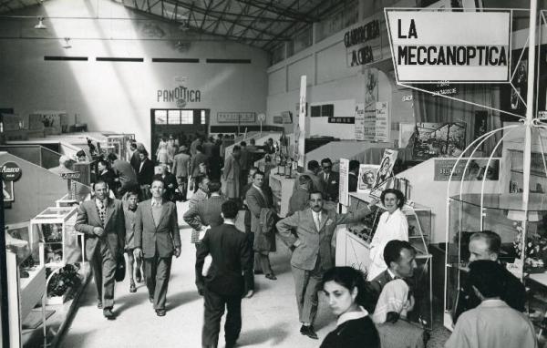 Fiera di Milano - Campionaria 1951 - Padiglione dell'ottica, foto, cine, radio - Sala interna