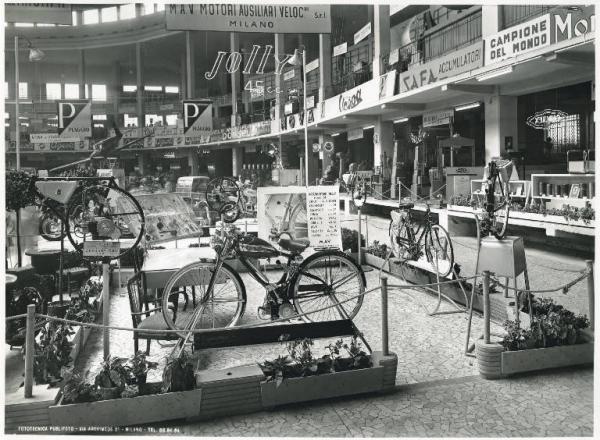 Fiera di Milano - Campionaria 1951 - Salone dell'auto, avio, moto, ciclo e accessori nel palazzo dello sport - Stand della MAV (Motori ausiliari velocipedi)