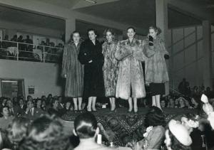 Fiera di Milano - Campionaria 1949 - Palazzo delle nazioni - Mostra della pellicceria - Sfilata di moda