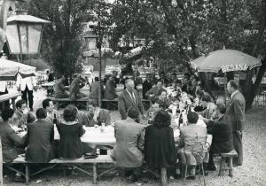Fiera di Milano - Campionaria 1949 - Visita di corrispondenti della stampa estera - Colazione al parco ristoro