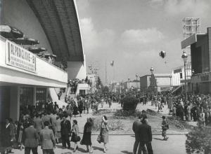 Fiera di Milano - Campionaria 1951 - Viale dell'industria - Folla di visitatori