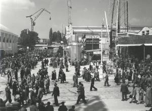 Fiera di Milano - Campionaria 1951 - Viale della meccanica - Folla di visitatori