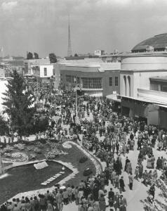 Fiera di Milano - Campionaria 1951 - Viale del commercio - Folla di visitatori