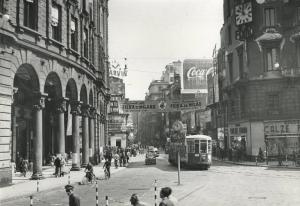 Milano - Corso Vittorio Emanuele - Striscione pubblicitario della Fiera campionaria di Milano del 1951