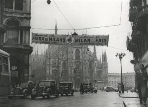 Milano - Piazza Duomo - Striscione pubblicitario della Fiera campionaria di Milano del 1951