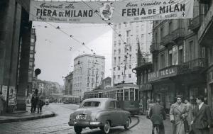 Milano - Corso Vittorio Emanuele, piazza San Babila - Striscione pubblicitario della Fiera campionaria di Milano del 1951
